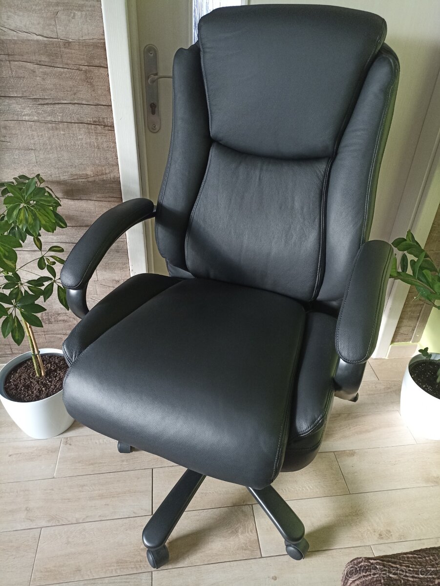 Úplně nová kožená kancelářská židle