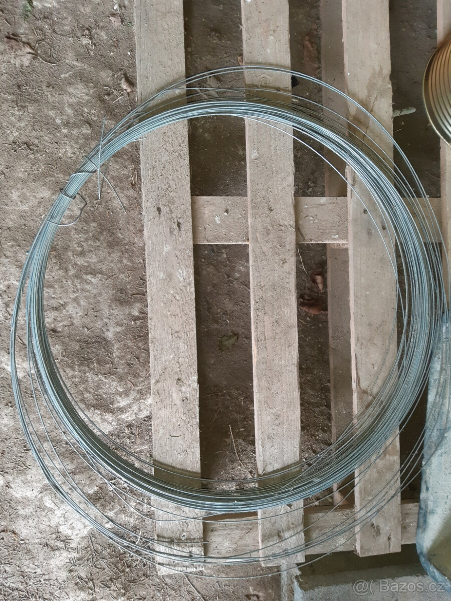 Ocelový vázací drát pozinkovaný (FeZn) průměr cca 2 mm.