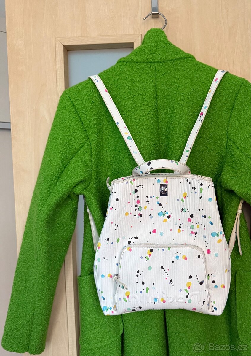 Dám. bílý batoh Desigual, sleva 1.599 Kč.