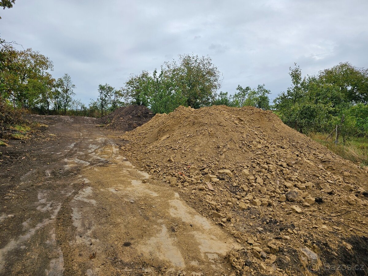 Vykopaná jílovitá zemina – zdarma k odvozu