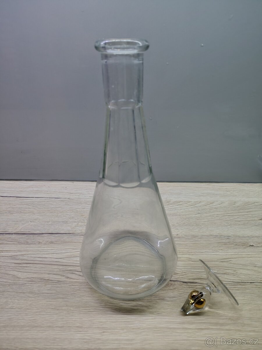 Skleněná karafa z pol. 20. století