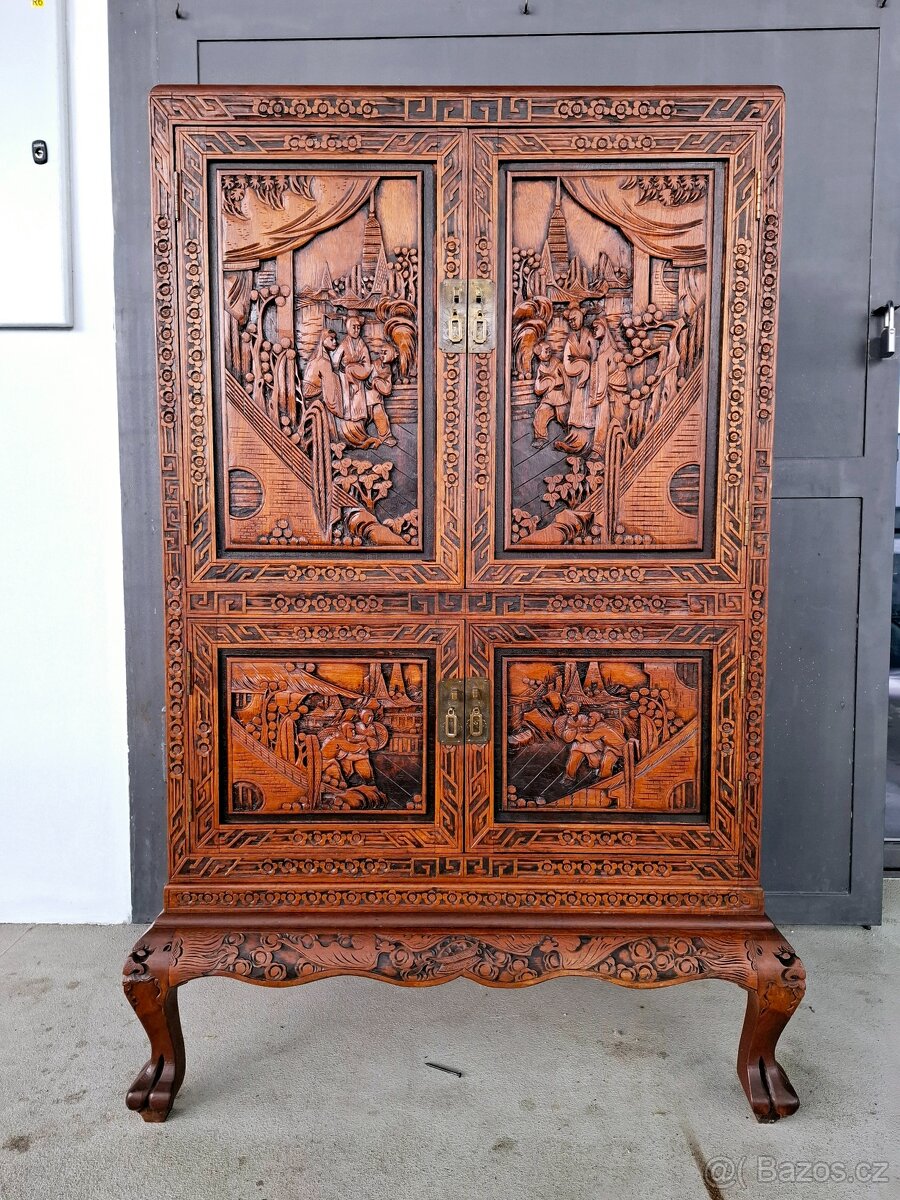 Starožitná masivní čínská komoda