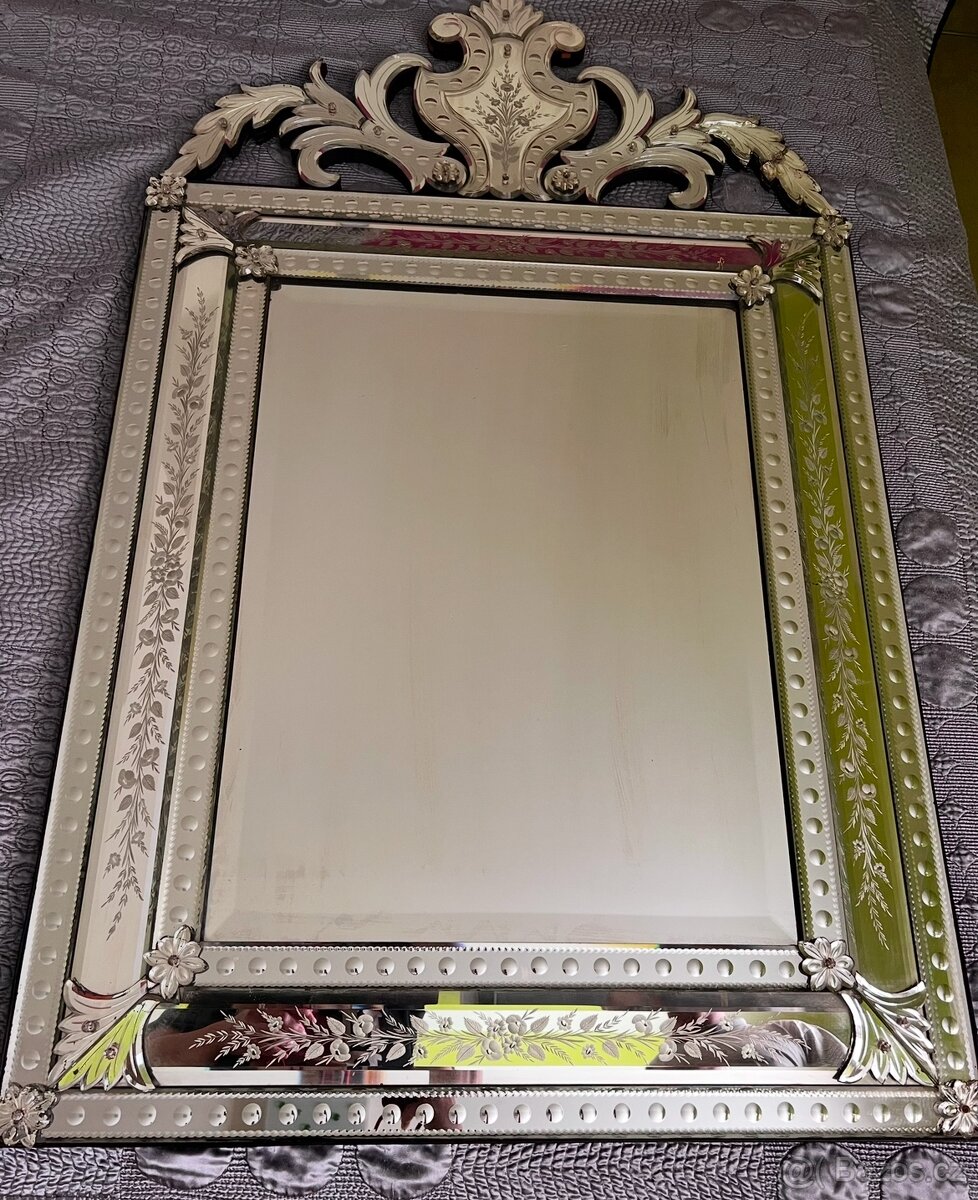 Starožitné zrcadlo a vitrínka