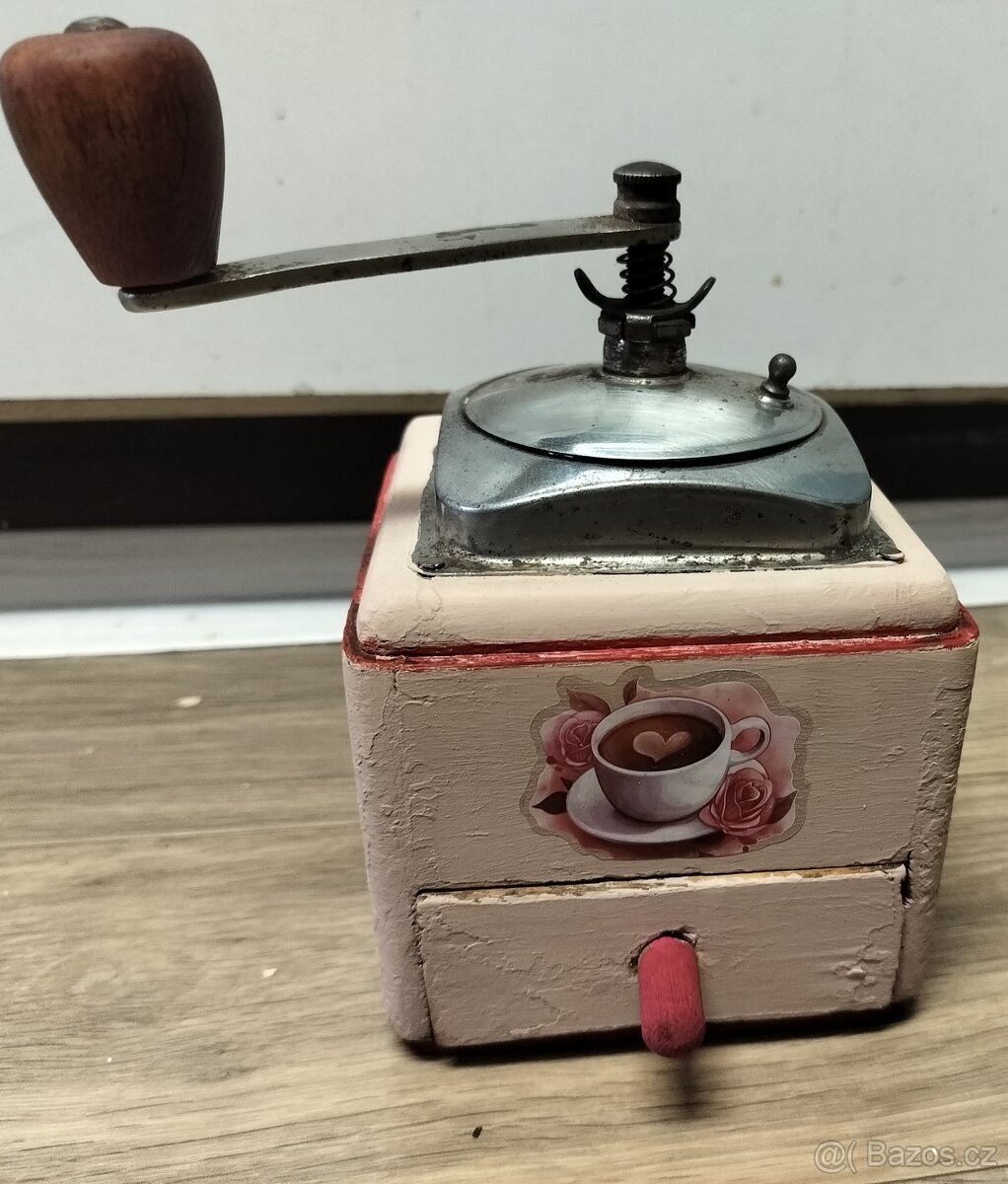 Dřevěný starý mlýnek na kávu