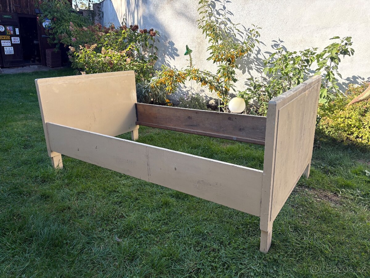 Stará dřevěná postel