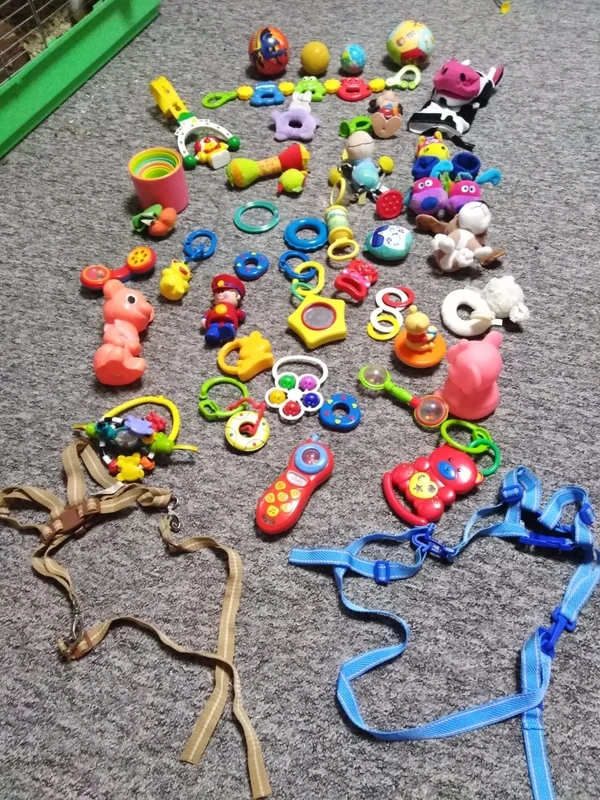 Krabice chrastítek a hraček pro miminko