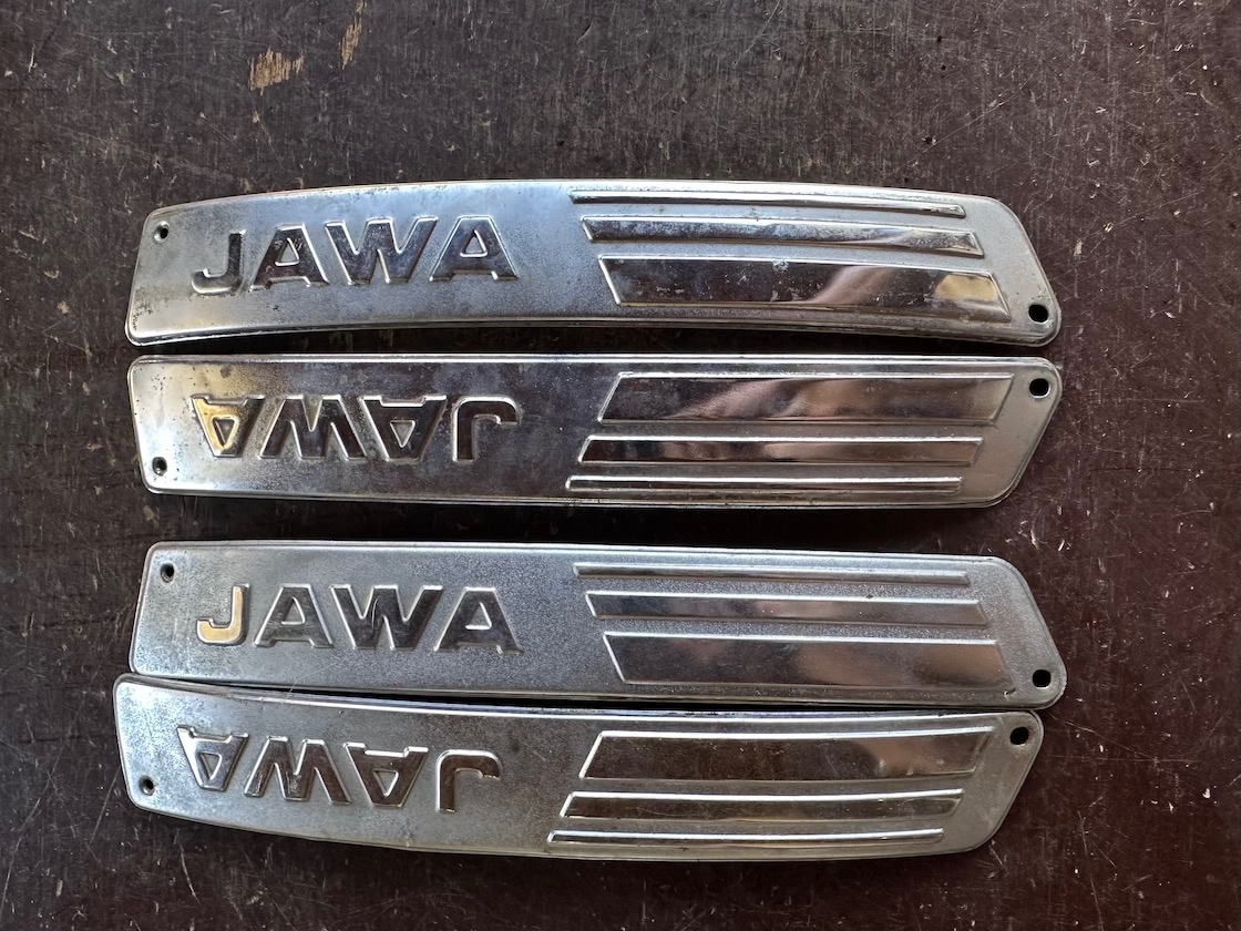 PRedám bočné lišty s nápisem JAWA na nádrž JAWA 350/634