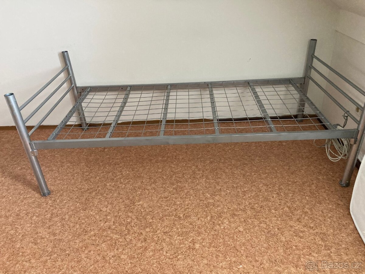 kovová postel, 8ks