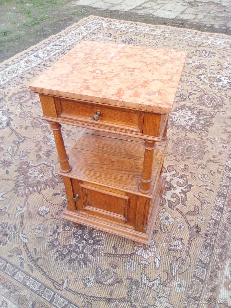 Neorenesanční noční stolek s mramorovou deskou