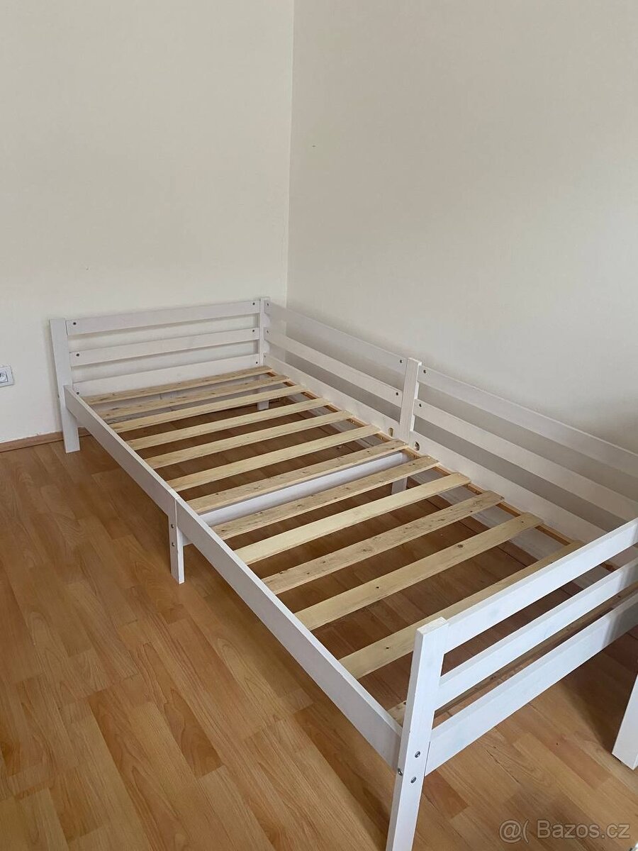 Bílá postel