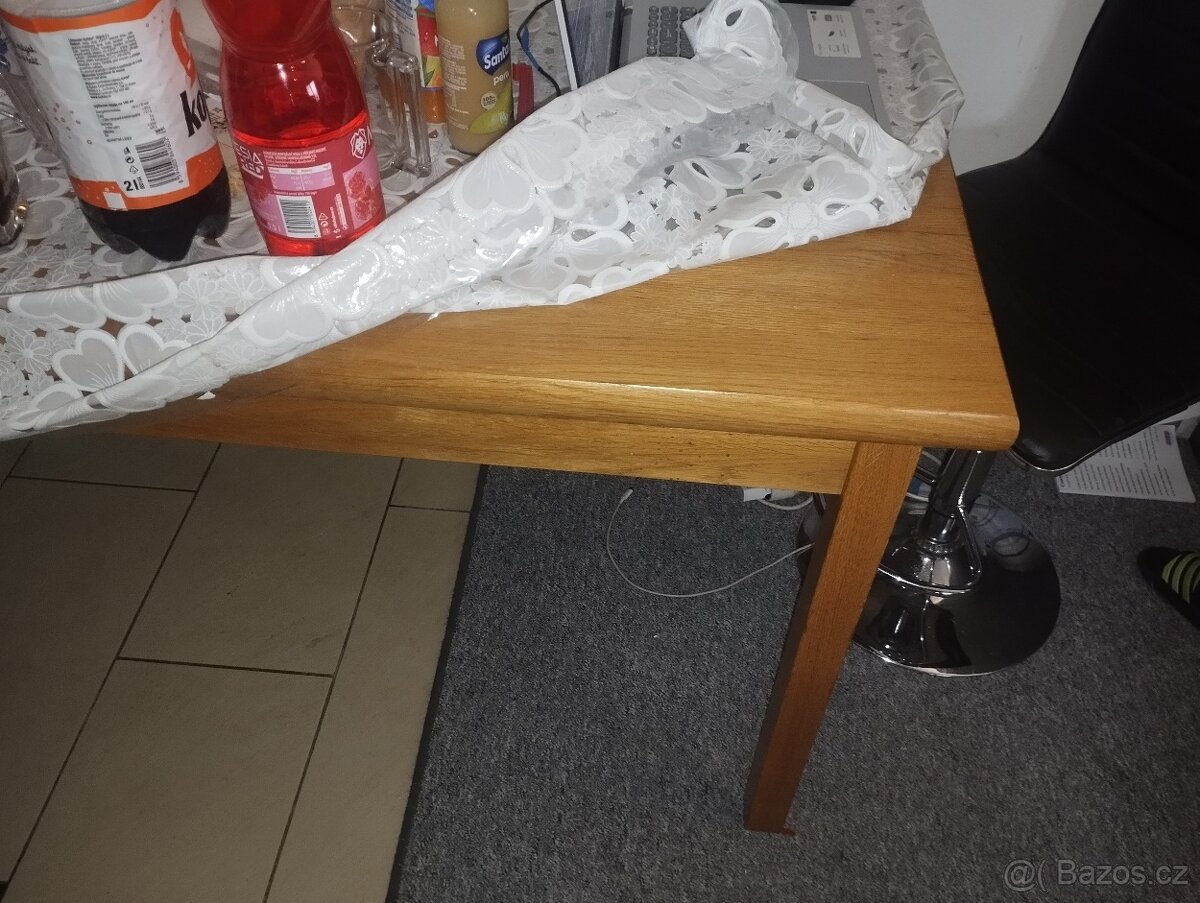 Jídelní stůl masiv a 4 židle.