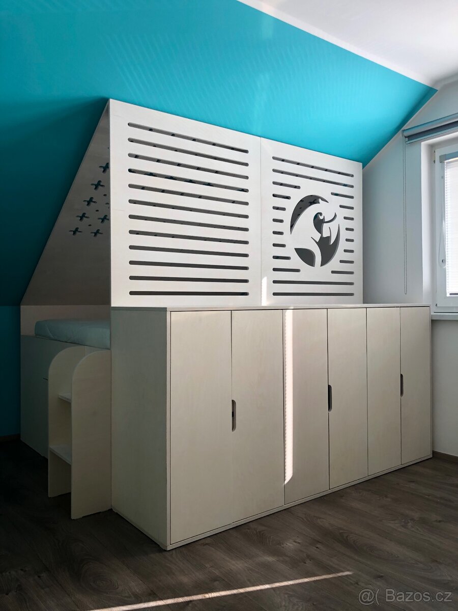 dětská postel s papouškem a skříňkami