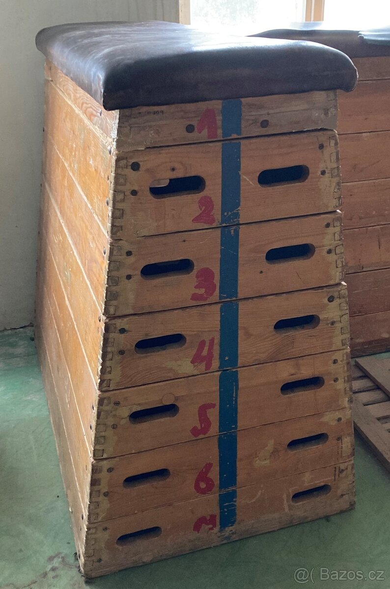 Gymnastické náčiní, koza, medicinbal, bedna, žíněnky