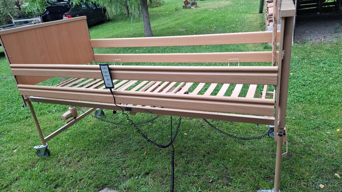 Elektrická polohovací nemocniční postel