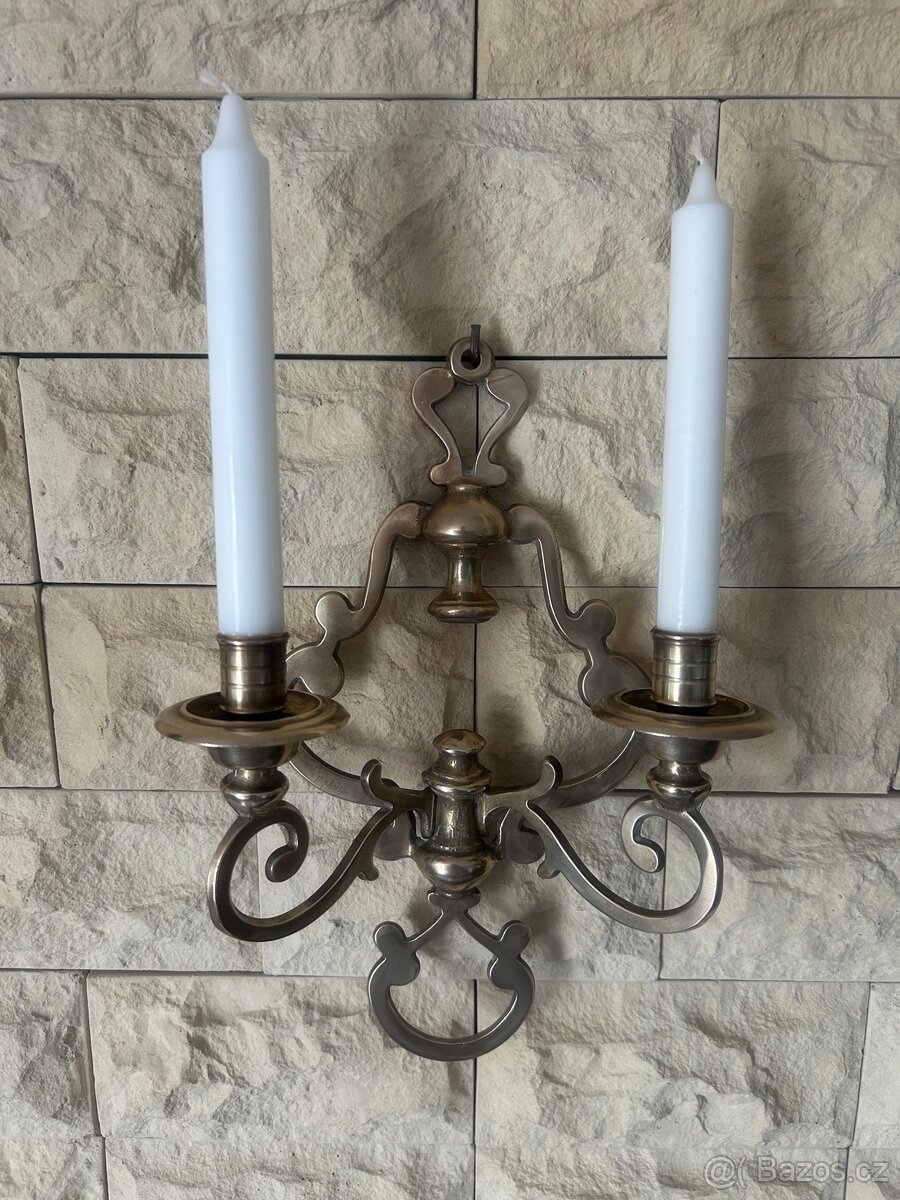 Mosazný nástěnný svícen dvouramenný zdobený
