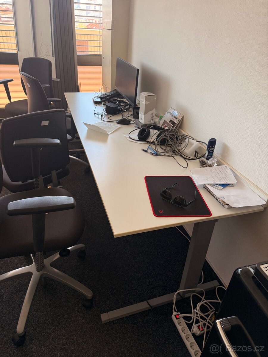 Kancelářský stůl