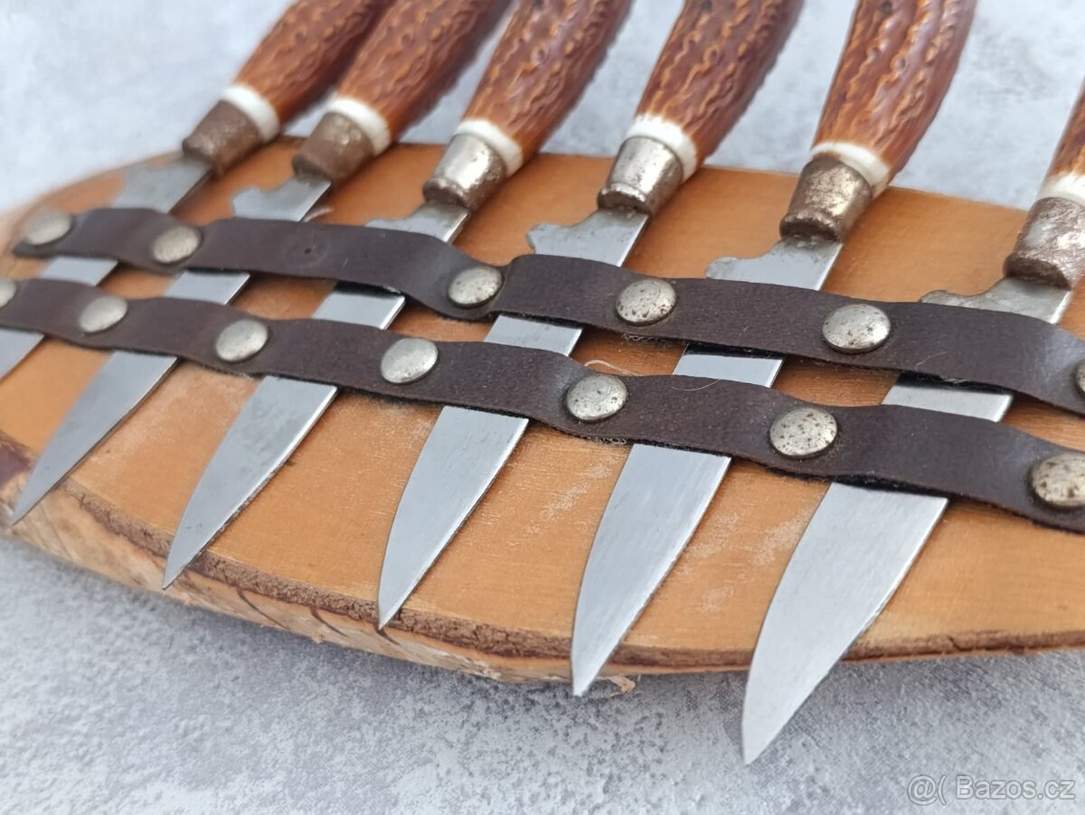 6ks malých nožíku na dřevěné podložce na zavěšení