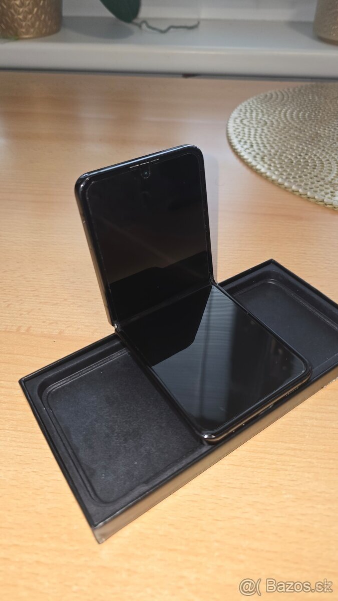 Samsung Z Flip 4 5G, 256 GB - cerny