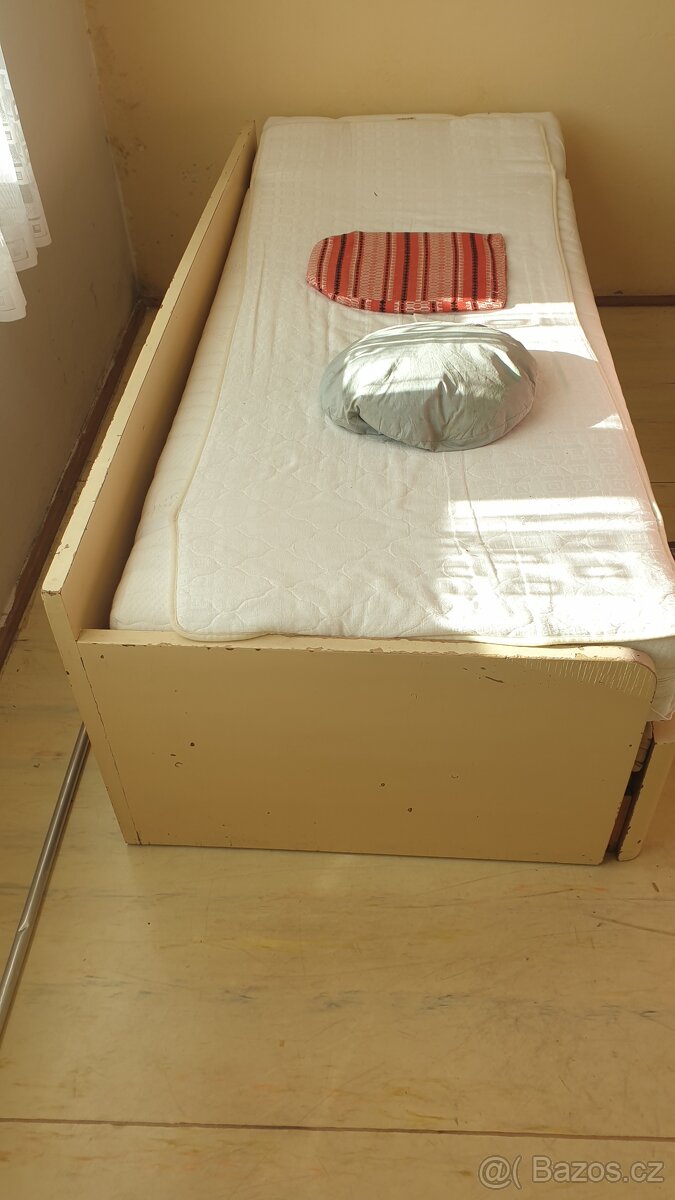 Rozkladací masivní dřevěná postel