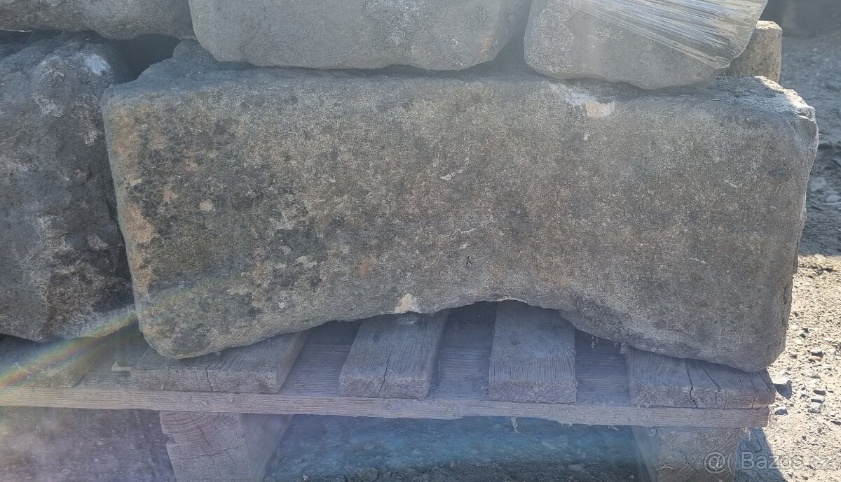 Pískovcové kameny obloukové