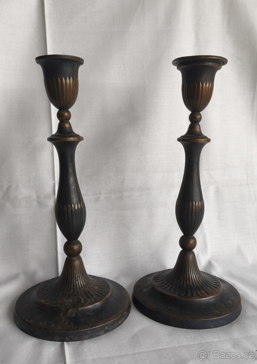 dva starožitné svícny