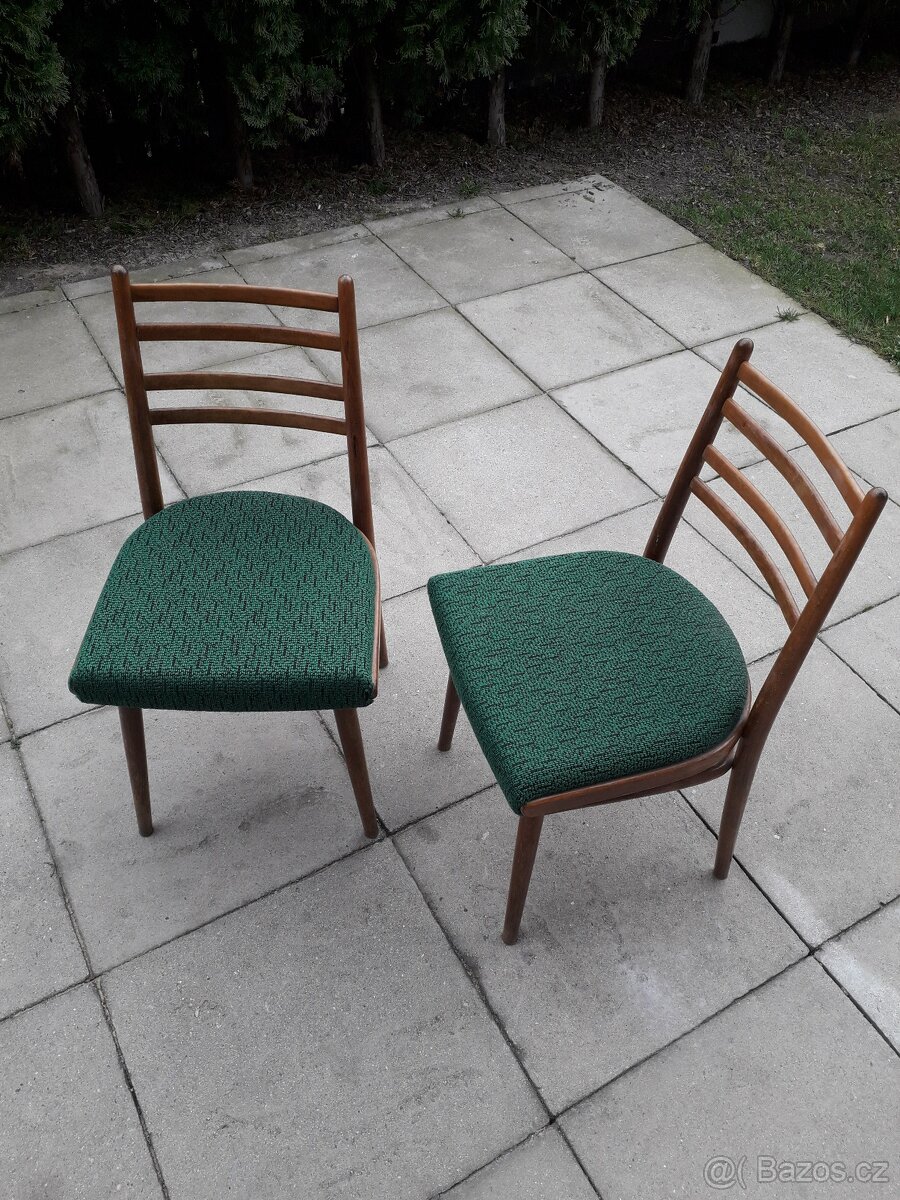 Prodám dvě retro polstrované židle z roku 1968 viz. foto. Ce