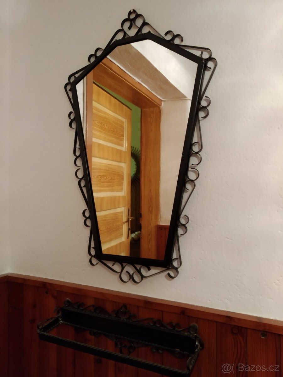 Zrcadlo s poličkou