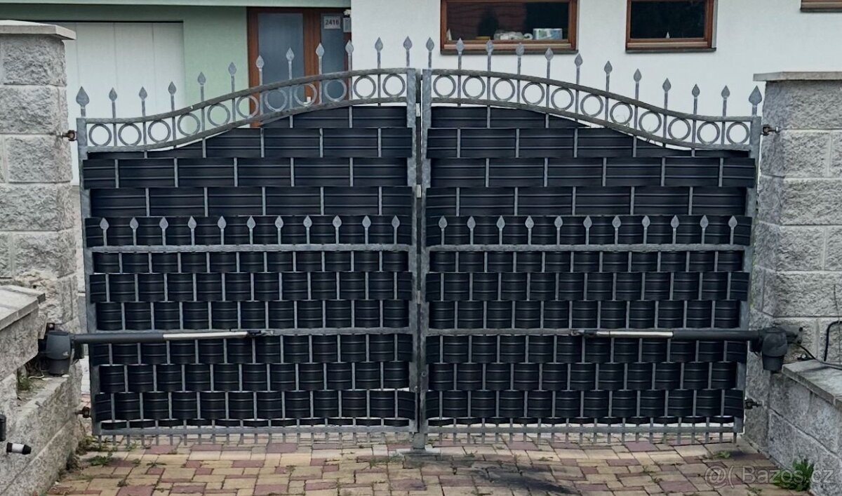 Pozinkovaná kovaná dvoukřídlá brána