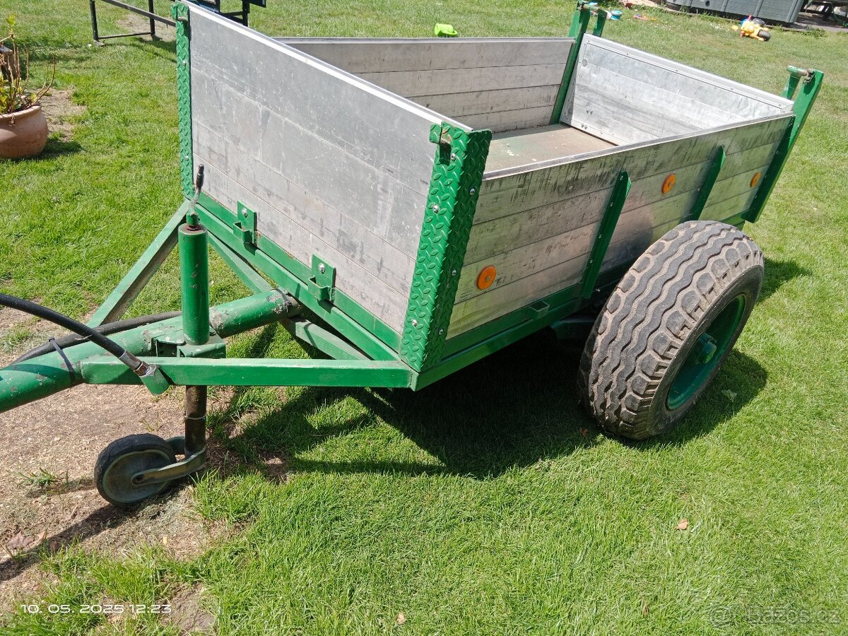 Sklápěcí kára za traktor