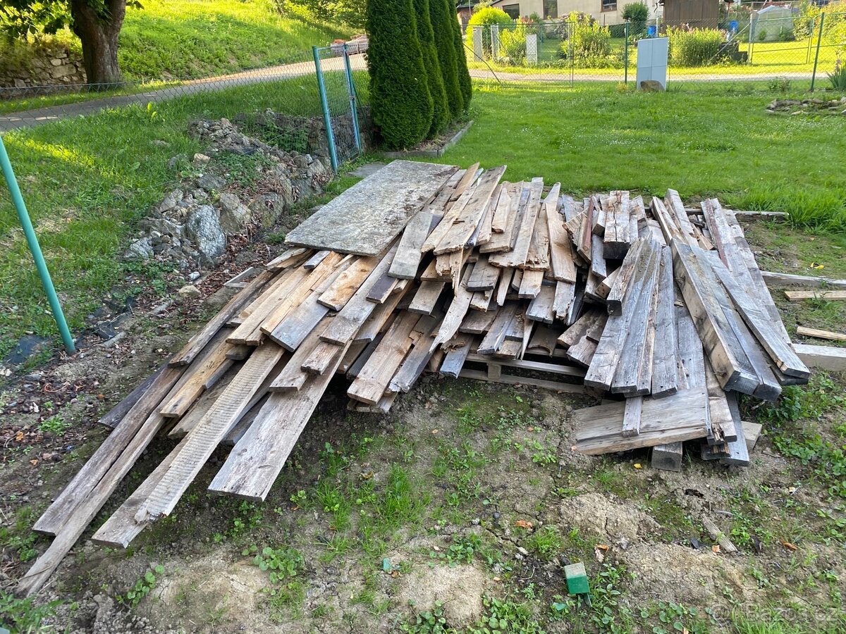 Zbytek prken na topení ze stavby