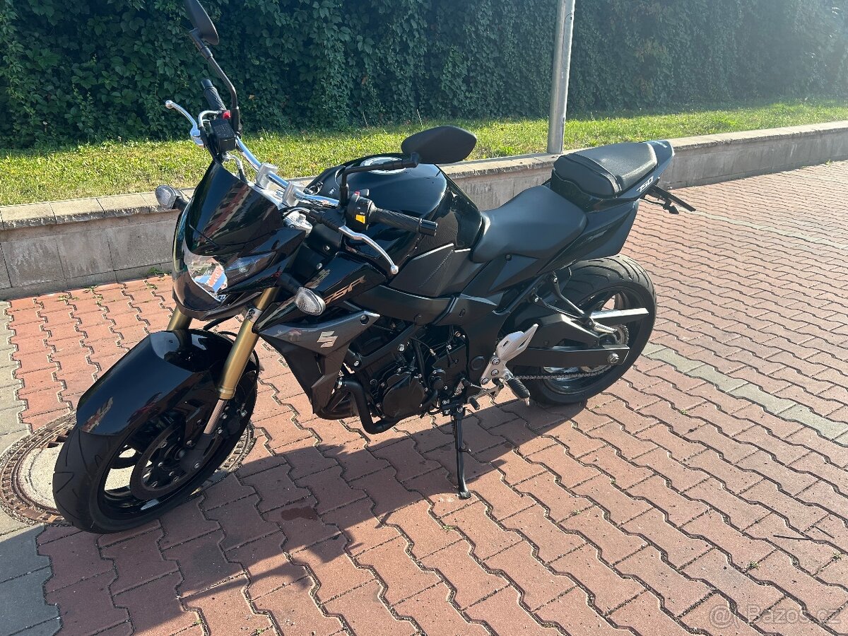Suzuki GSR 750 - ČERNÁ