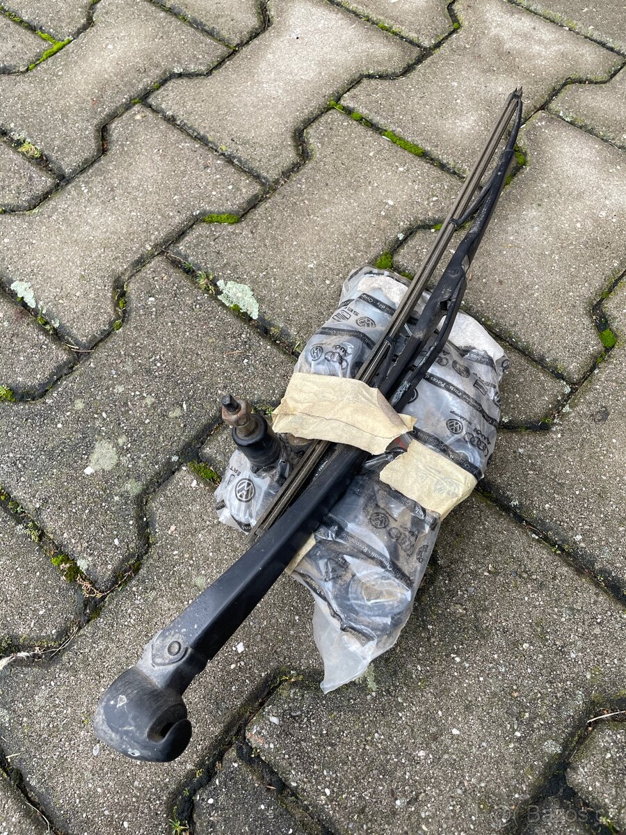 C203 zadní stěrač