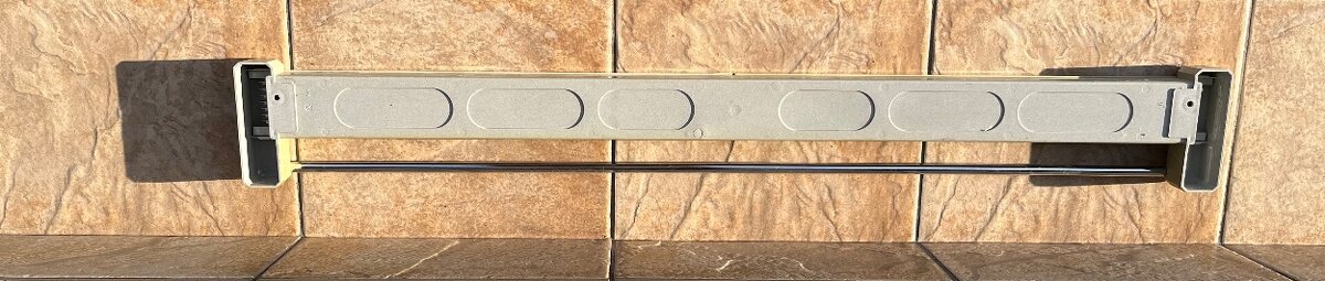 Věšák Leifheit na stěnu výsuvný