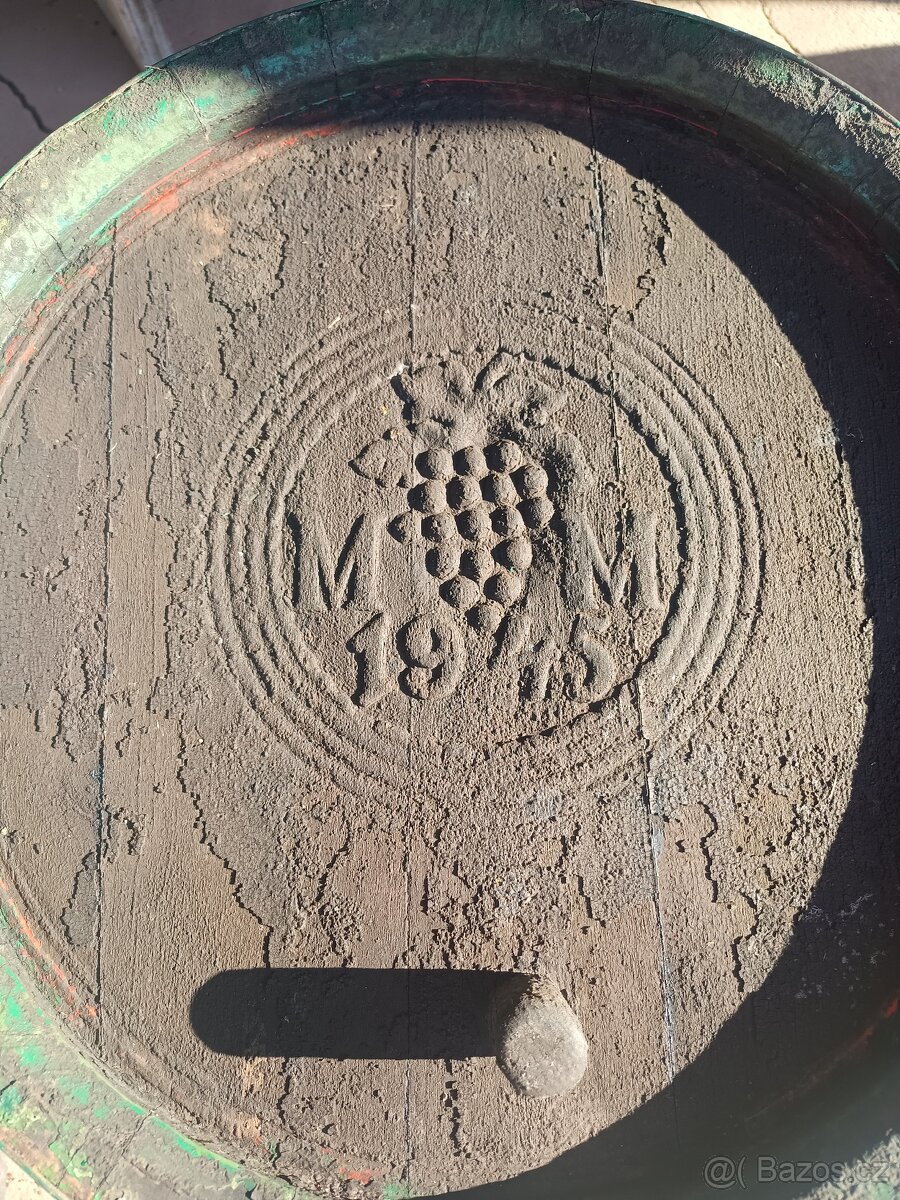 Dubový sud z konce 2.sv války s vyřezávaným čelem -rarita