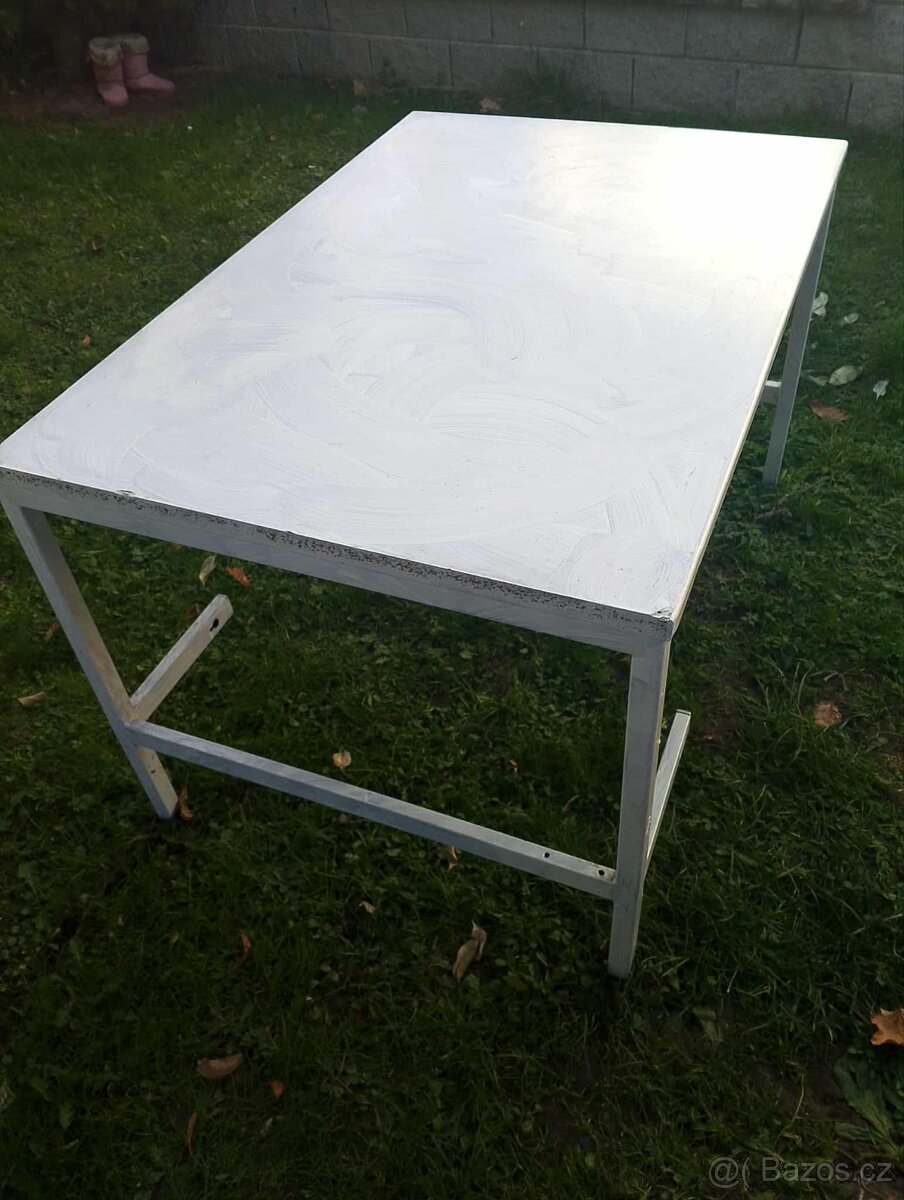 interierový či venkovní stůl kovová konstrukce,regálky atd,