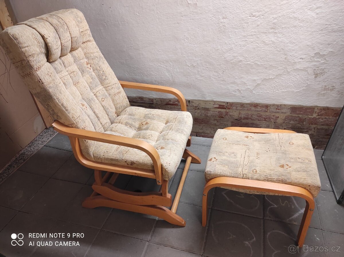 Houpací křeslo s podnožkou