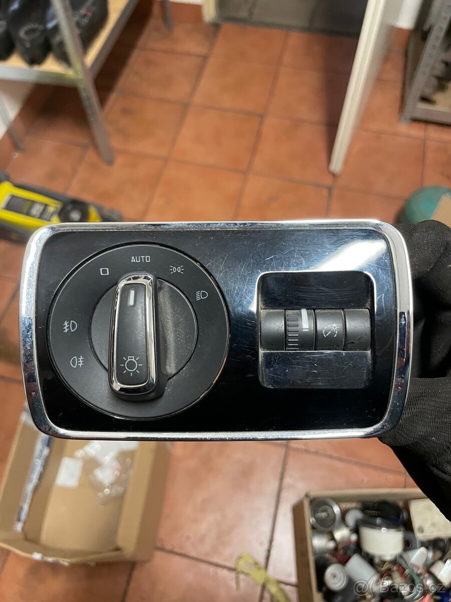 Škoda Superb 2 spínač světel