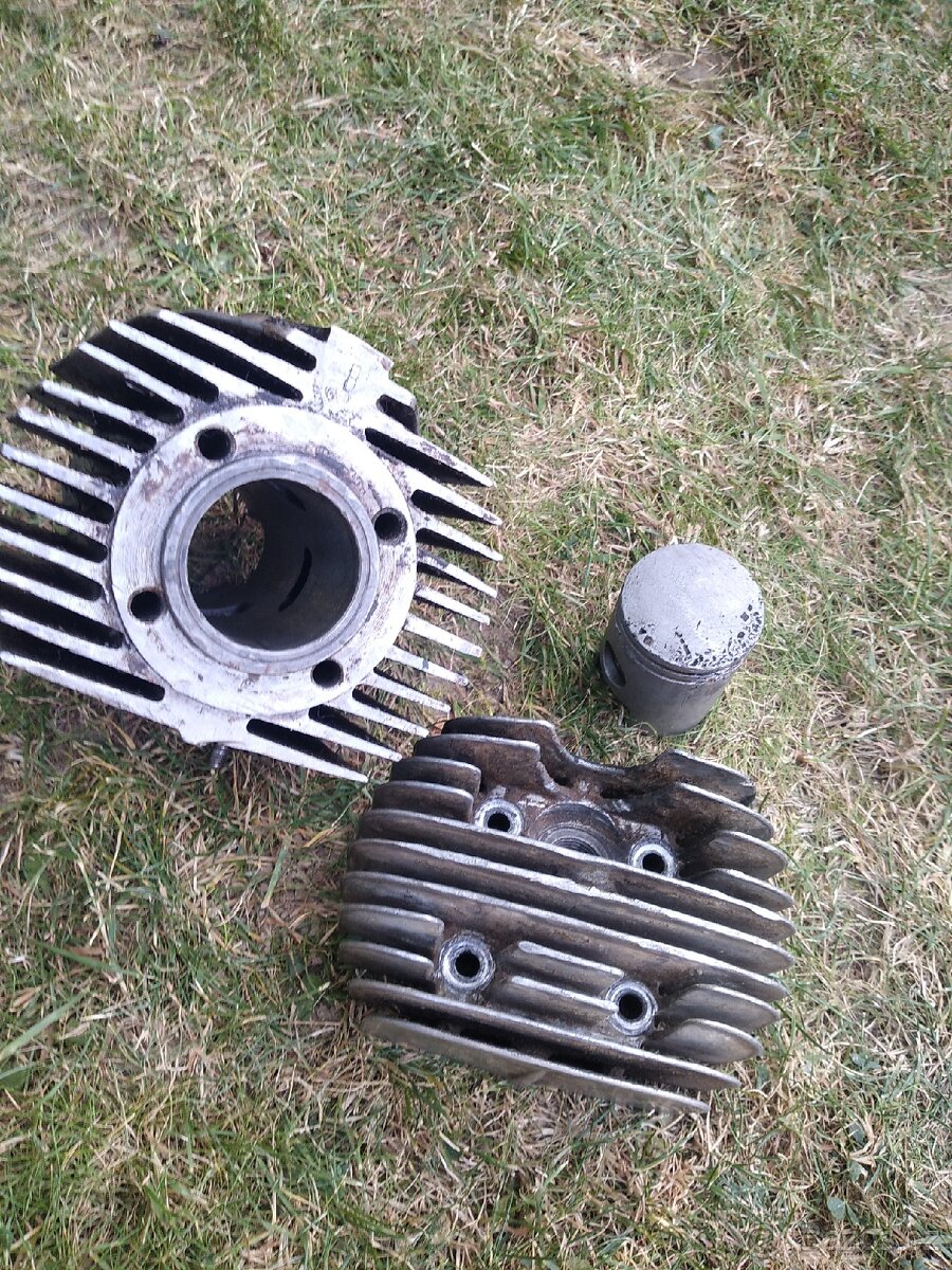 Prodám válec hlavu prípadně píst nálezový stav