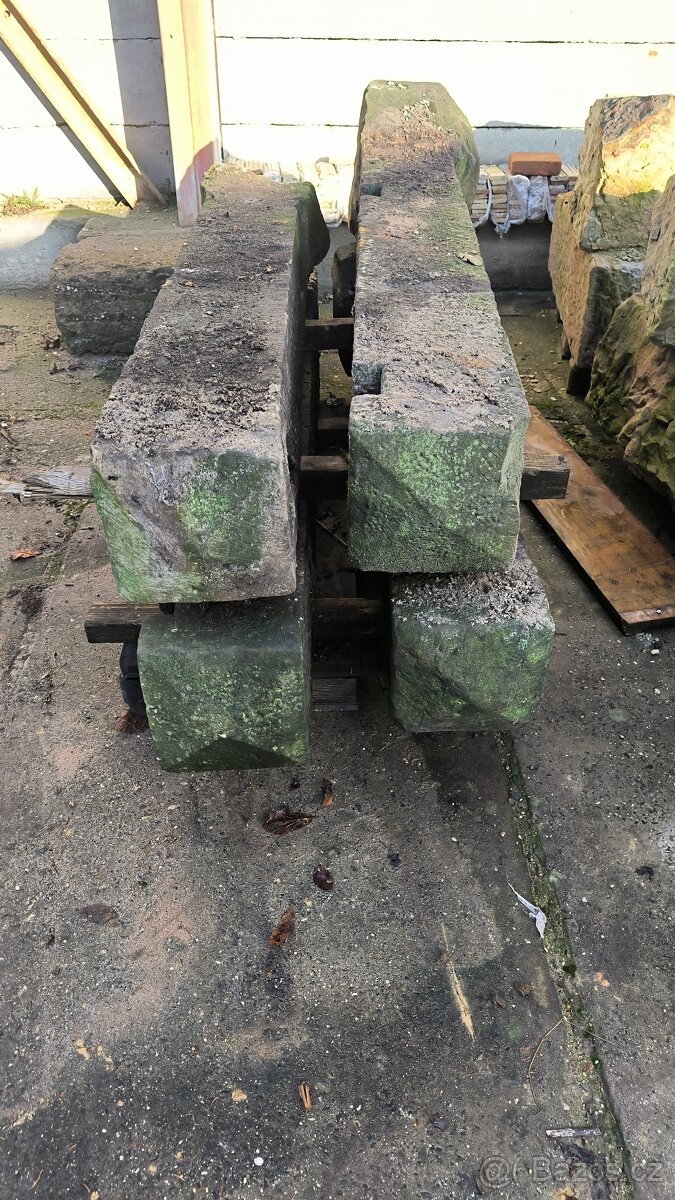 Starý pískovec materiál,sloupy, dlažba, Štoky atd