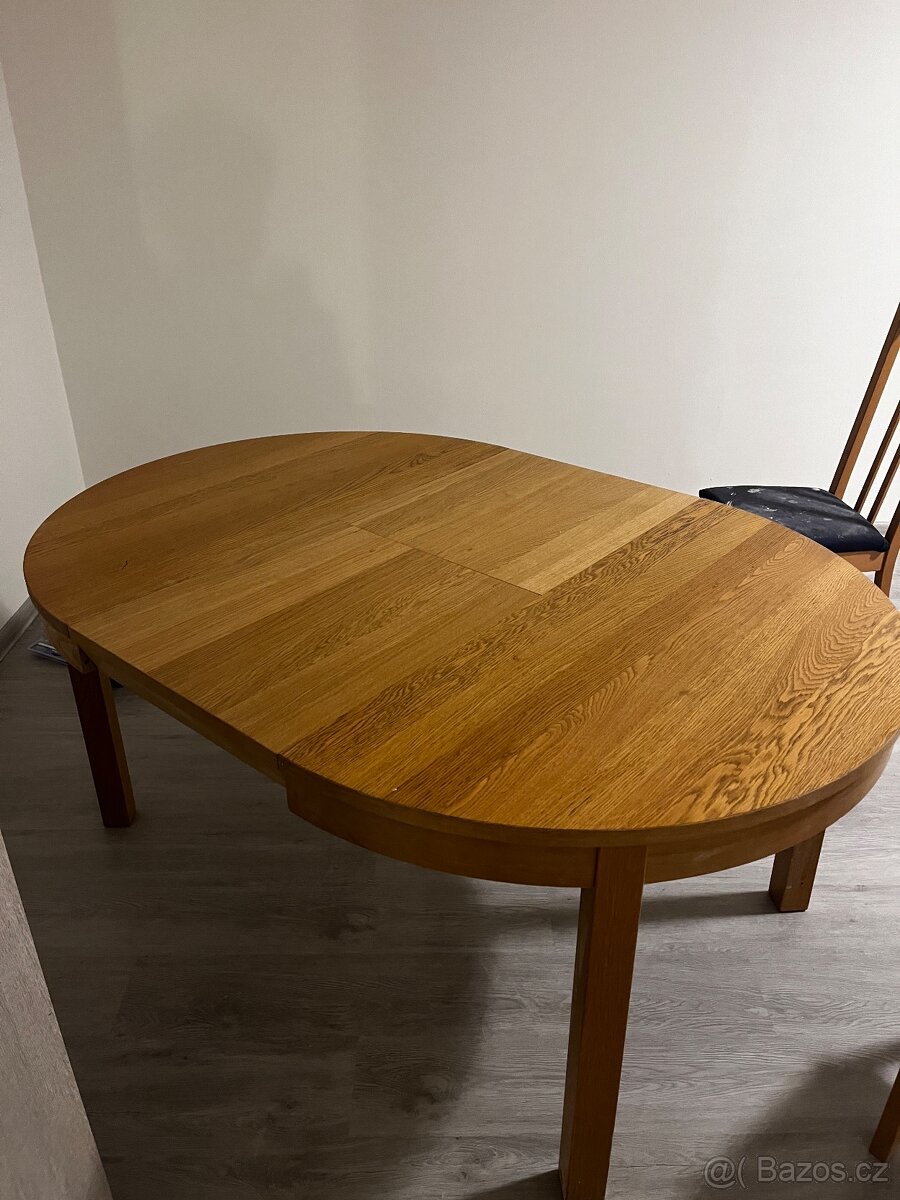 Stůl se židlemi