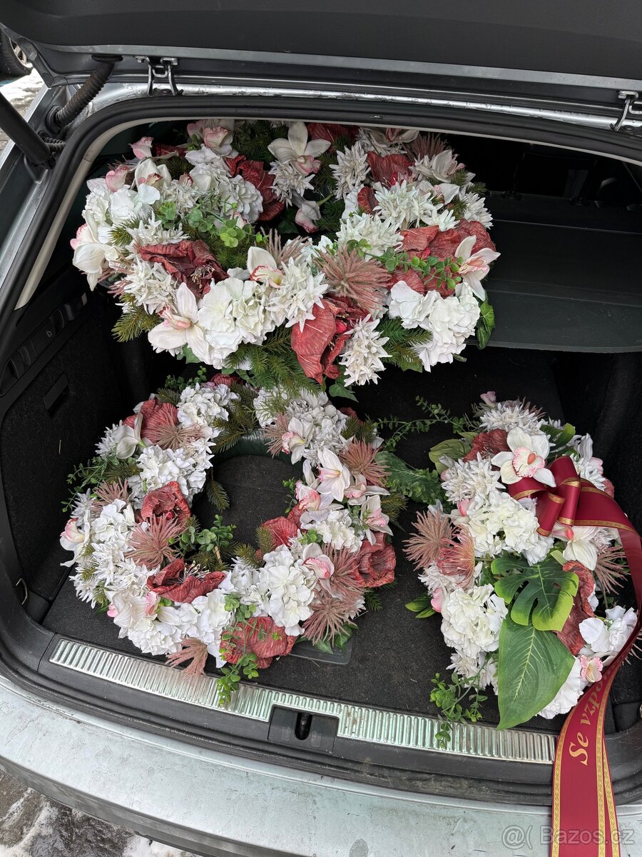 Set umělých smutečních věnců