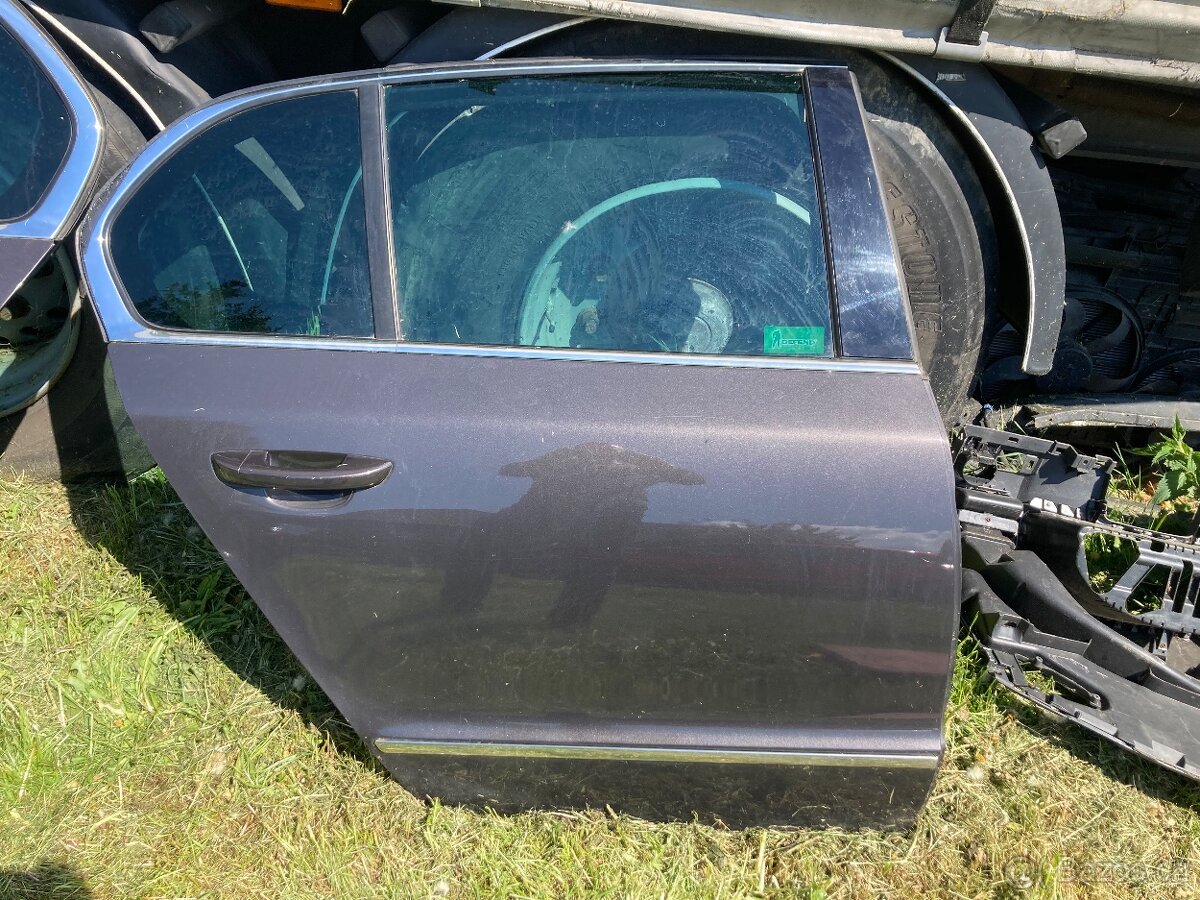 Superb 2 sedan dveře p a l zadní