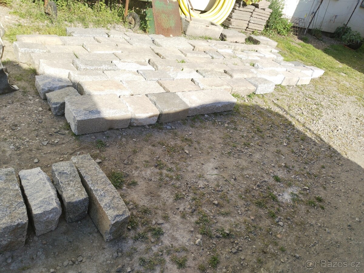 soklový kámen (ručně štípaná žula )