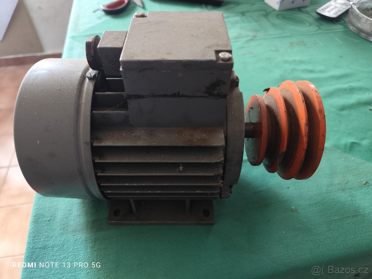 Elektromotor včetně řemenice