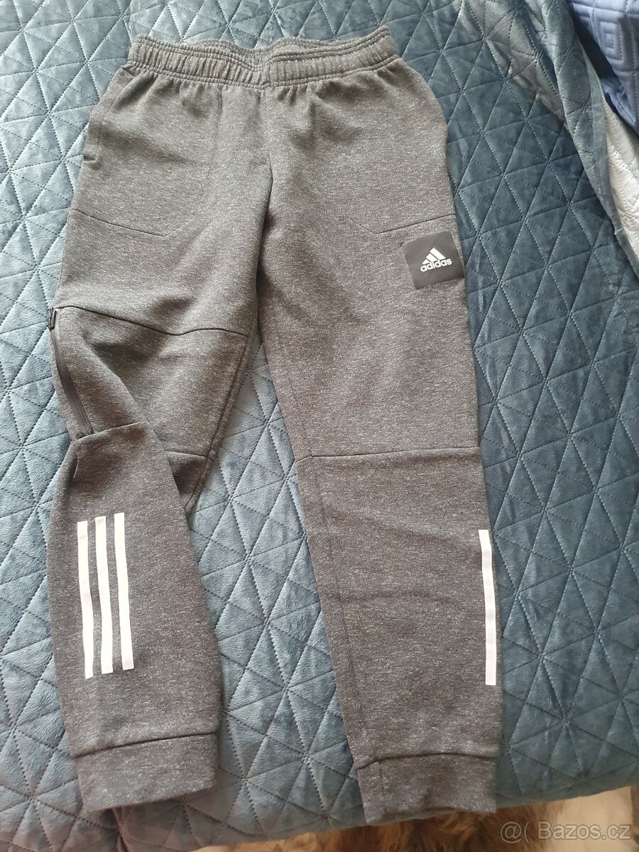 Tepláky Adidas, trička, kraťasy vel 152