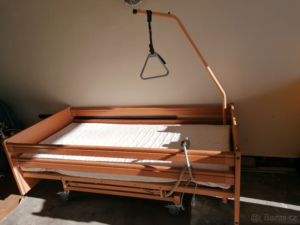 Zdravotní polohovací postel
