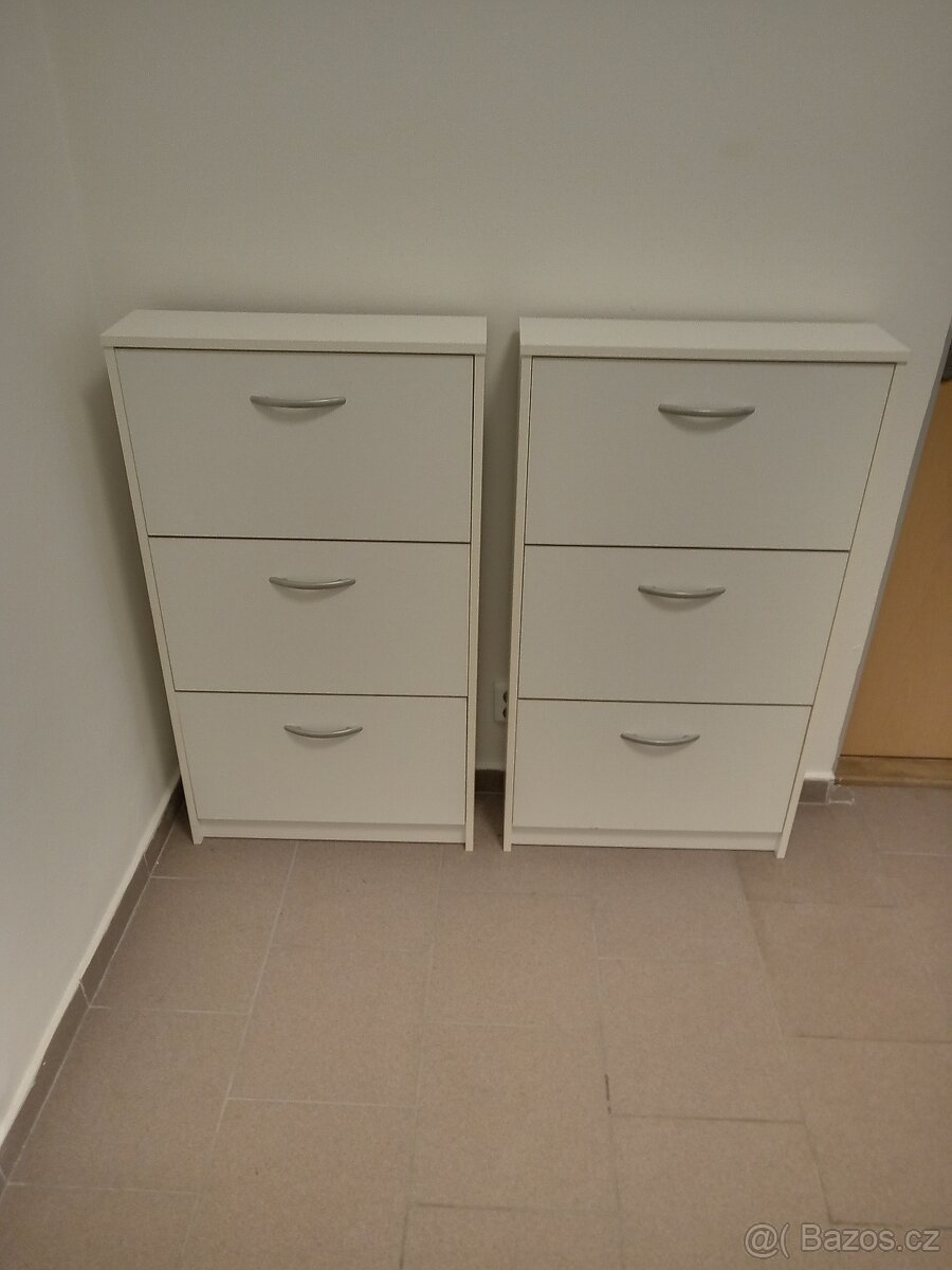 Botník výklopný bílý