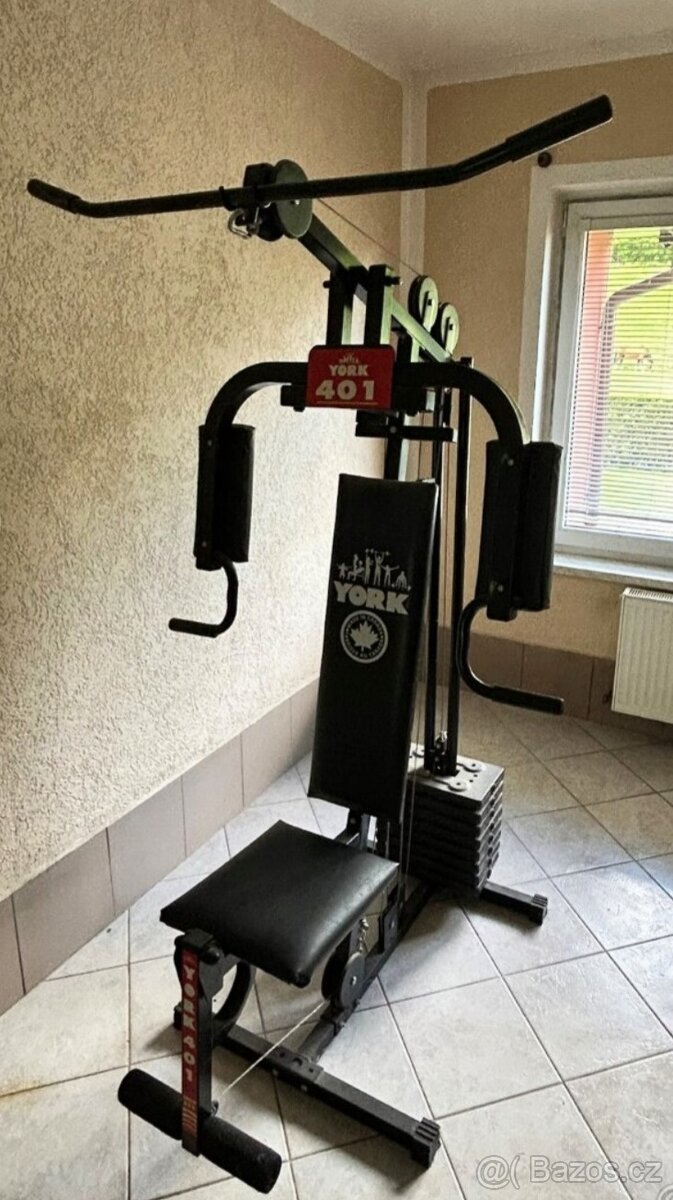 Posilovací stroj / věž