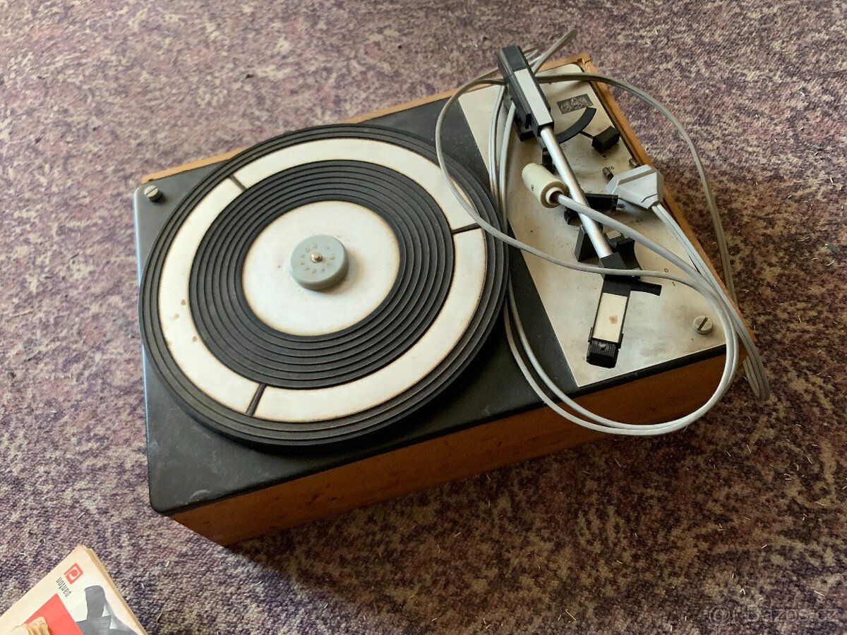 Gramofon TESLA