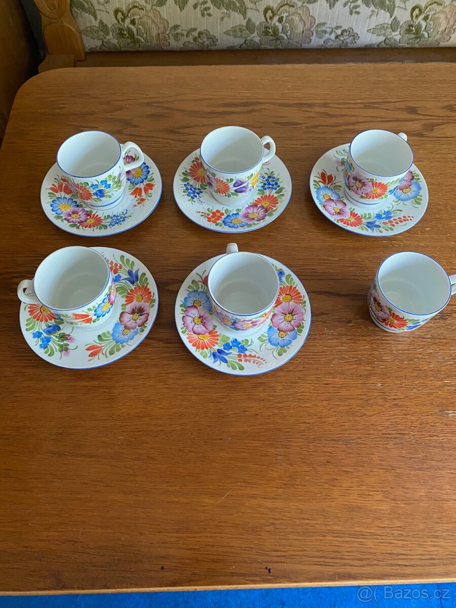 CHODSKÝ PORCELÁN,HRNEČKY+ TALÍŘKY -MALOVANÉ -SADA